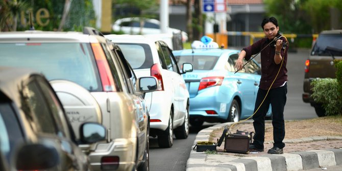 Kisah pengamen biola hibur pengendara di tengah kemacetan Ibu Kota