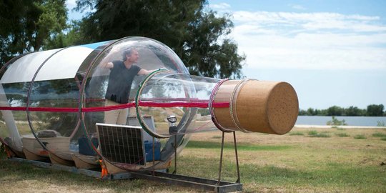 Unik, pria ini tinggal di rumah botol raksasa