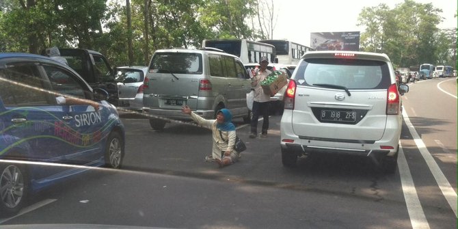 Kemacetan jalur Puncak & mereka yang mengadu nasib di Jalan Tol