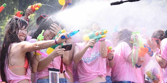 Intip keseruan para ABG Jepang main perang air di Festival Water Run