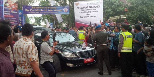 Buka Muktamar NU, Jokowi bagi-bagi hadiah kepada warga Jombang