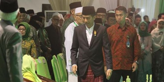 Sarung merah Jokowi di Muktamar NU dipuji Megawati