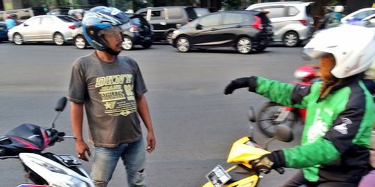 Angkuhnya ojek pangkalan, ancam driver Go-Jek dan pejalan kaki