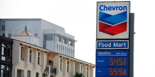 Laba perusahaan minyak Chevron & Exxon anjlok parah hingga 90 persen
