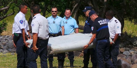 Pintu pesawat bertulisan China & Malaysia ditemukan di Pulau Reunion