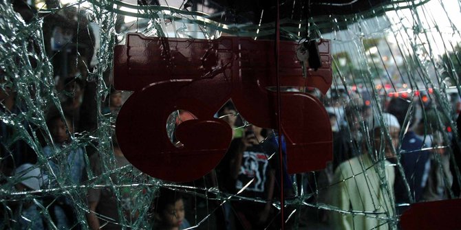 Ugal-ugalan di jalur Busway, 2 bus kota kecelakaan di Tanjung Priok