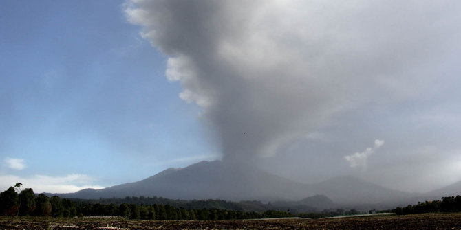 Gunung Raung muntahkan material pijar setinggi 100 meter