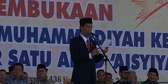 Usai acara, Jokowi turun panggung salami muktamirin Muhammadiyah