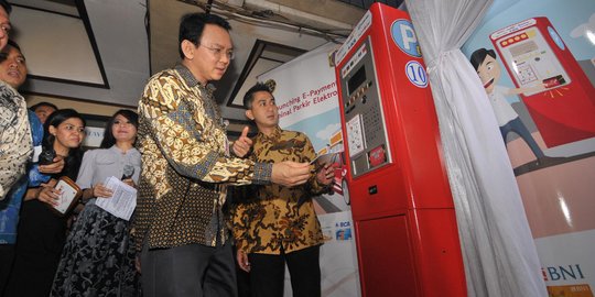 Tarif awal parking on the street: Mobil Rp 5.000, motor Rp 2.000