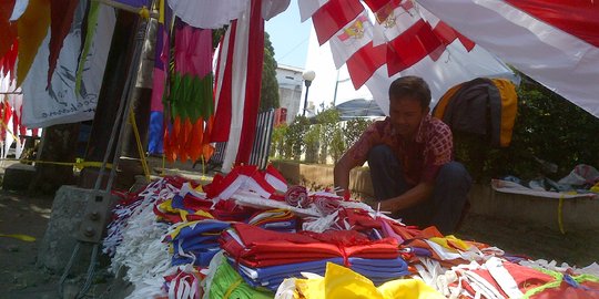 Sepi pembeli, pedagang bendera di Solo mengeluh