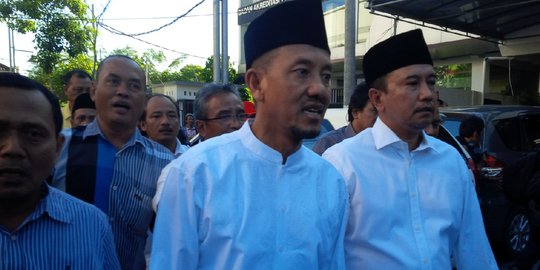 Siap lawan Risma, Abror-Haries ke KPU diantar wartawan senior