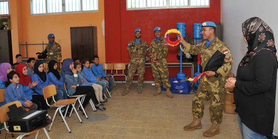 Senyum & sulap Pasukan Garuda TNI rebut hati anak di medan konflik