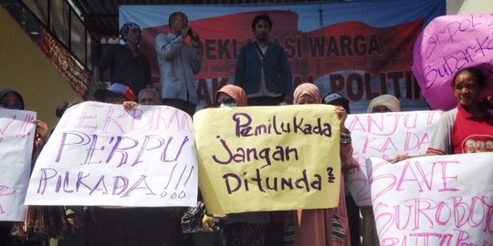 Pilkada ditunda hingga 2017, warga Surabaya demo