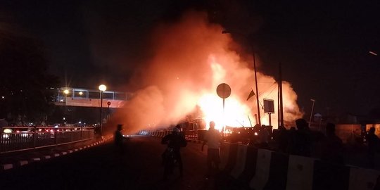 Pasar Gembrong terbakar, jalan menuju Kampung Melayu ditutup