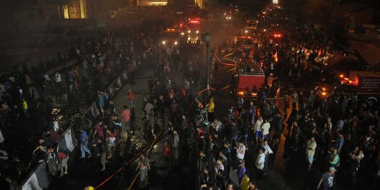 Pasar Gembrong terbakar, ribuan warga padati Jalan Basuki Rahmat