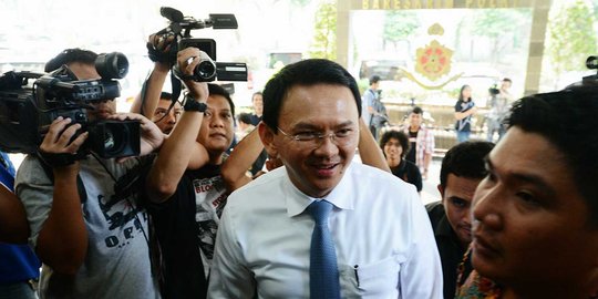 Saat Ahok cekatan bantu istri wapres menyampaikan pidato