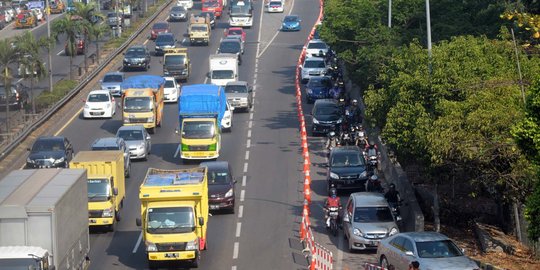 Pemandangan sepeda motor masuk Tol JORR depan Citos