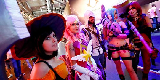 Penampilan para cosplayer cantik dan seksi di Pameran Gamescom 2015