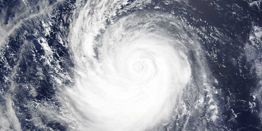 Ini penampakan topan terkuat di dunia dari satelit NASA dan NOAA