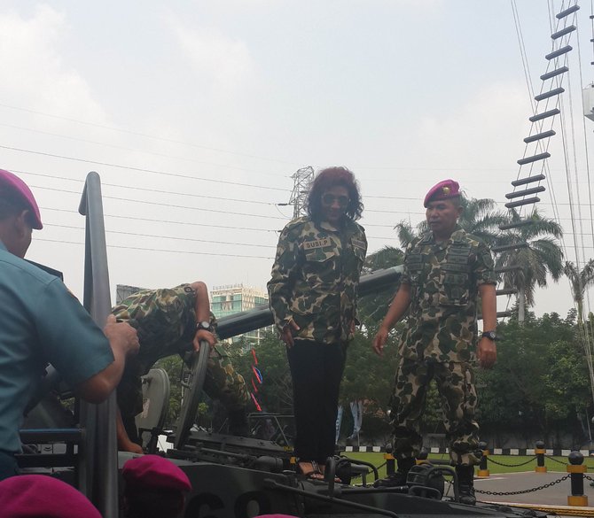 menteri susi sopiri tank marinir