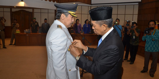 Gubernur Bali beri batu akik pada Plt bupati Badung dan Bangli