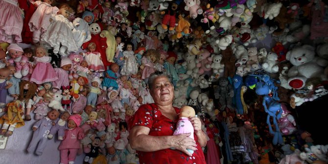 Kenang masa kecil, nenek 70 tahun ini koleksi 4.500 boneka