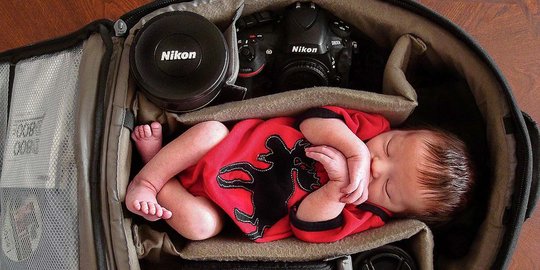 Kelakuan unik para fotografer tidurkan bayi di tas kamera