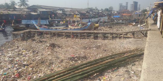 Memprihatinkan, separuh muara Kali Cakung Drain tertutup sampah