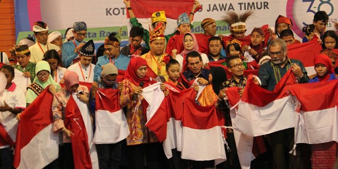 Cintai Indonesia, Khofifah ajak peserta Kongres Anak cium bendera