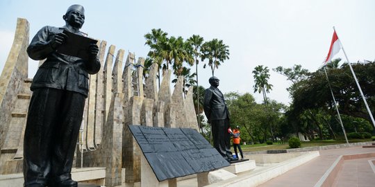 Sucikan Hari Kemerdekaan, patung Soekarno-Hatta dibersihkan