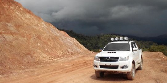Medan berat, mobil-mobil mewah di Tambrauw jadi taksi