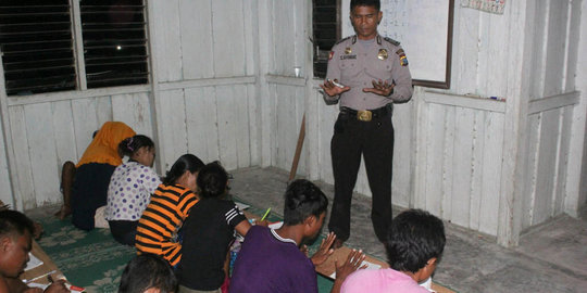 Ajarkan warga baca tulis, tiga polisi di Riau dapat penghargaan