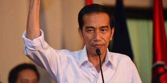 Ketika Presiden Jokowi batuk saat pidato, Pakde Karwo berikan minum