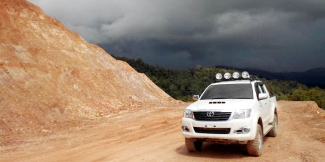 Lintasi medan berat, mobil offroad di Tambrauw berubah jadi taksi