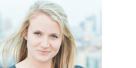 bermata biru gadis cantik ini jago program komputer rev6