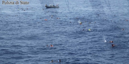 Momen mendebarkan penyelamatan ratusan imigran yang nyaris tenggelam