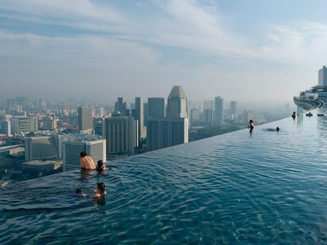 kolam renang di puncak gedung marina bay resort singapura