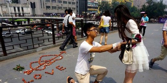 lamar kekasih pakai buah ceri senilai rp 43 juta rev4