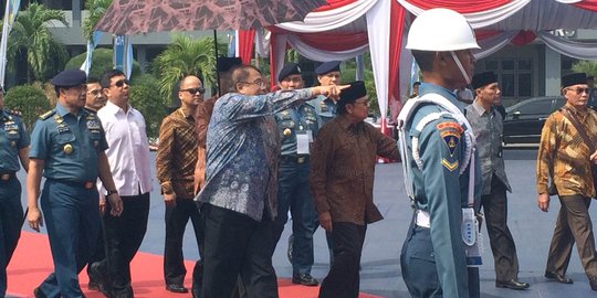 Buka peringatan Harteknas ke-20, BJ Habibie diberi buku Iptek