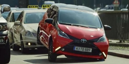 [Video] Gila! Toyota Aygo 'pipis' sembarangan di jalan!