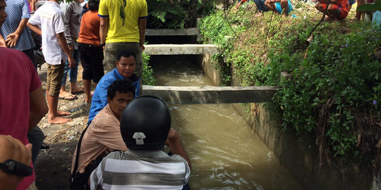 Terperosok ke parit saat banjir, ibu dan putranya hilang