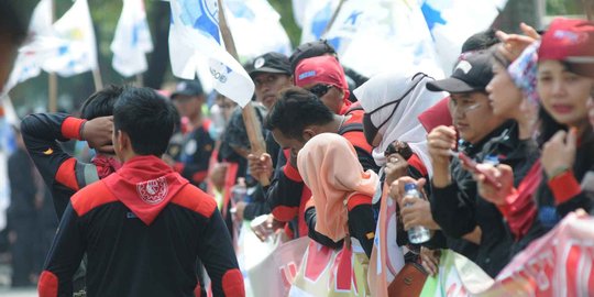Aksi ratusan buruh dari KSPI geruduk Gedung KPK