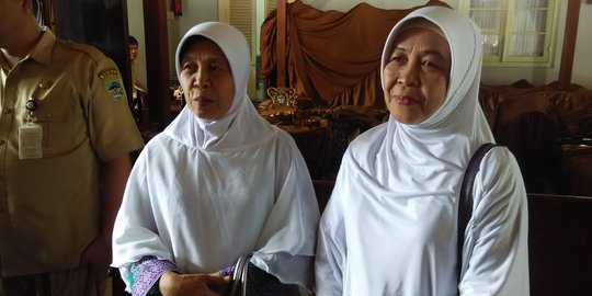 Lahir sama-sama, kembar Puji & Ning naik haji juga sama-sama