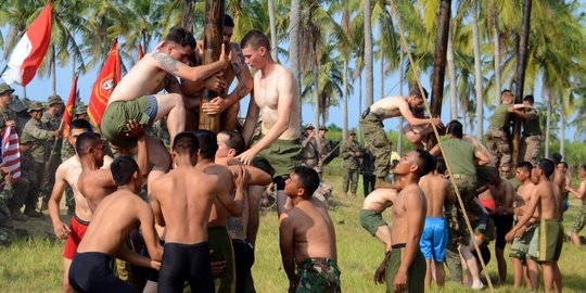 Lucunya Marinir TNI AL tantang Marinir AS lomba panjat pinang