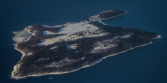 pakai papan selancar buat kabur dari pulau penjara rev2