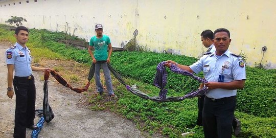 kabur pakai sarung untuk panjat tembok setinggi delapan meter rev2