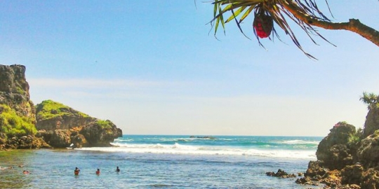 Sensasi snorkeling di pantai selatan nan berombak ganas 