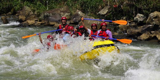 Wisata 'rafting' tak berizin marak di Bogor