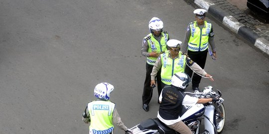 saat ditilang sampai buat jatuh polisi di hi rev2