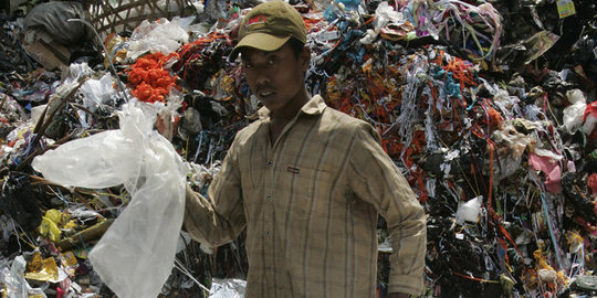 Minim armada pengangkut, sampah di Jakarta Utara menumpuk